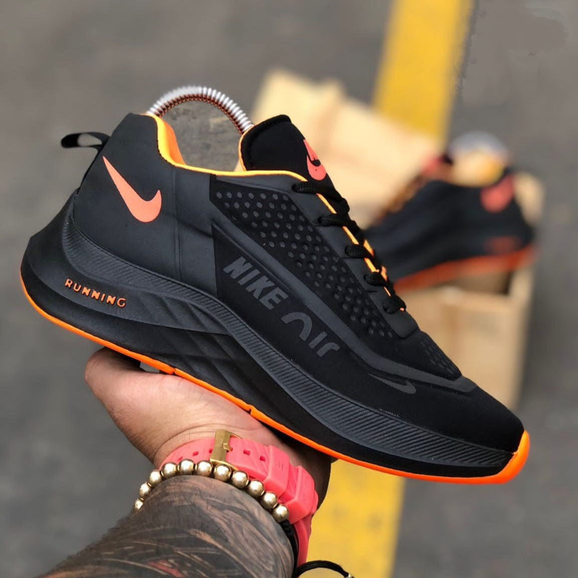 Nike Air Run 3 - Negro con naranja